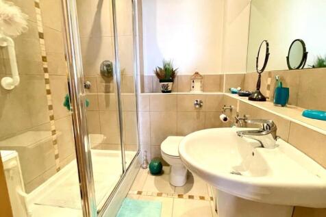 EN-SUITE THREE PIECE SHOWER ROOM