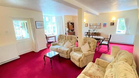 DOUBLE ASPECT LOUNGE/DINING ROOM