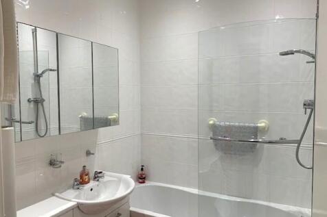 THREE PIECE SHOWER ROOM