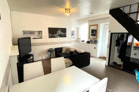 cambria road 2 lounge pic 1.jpg