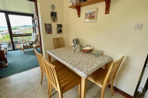 DOUBLE ASPECT DINING AREA