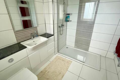 TILED 3 PIECE EN-SUITE SHOWER ROOM