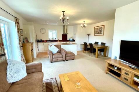 LOUNGE TO KITCHEN