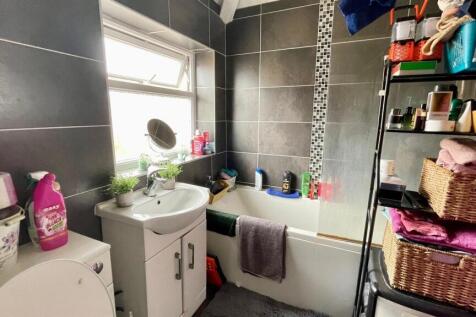 TILED 3-PIECE BATHROOM