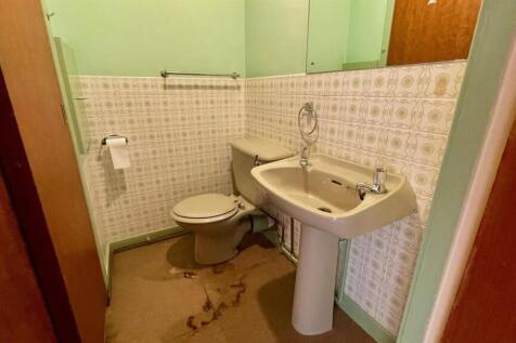 SEPARATE 2 PIECE CLOAKROOM