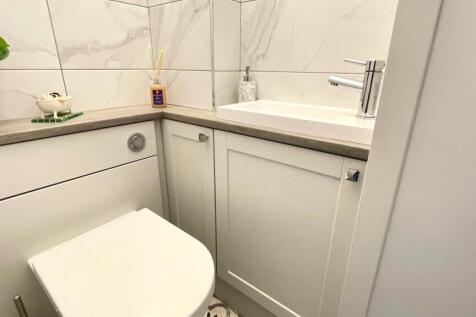 TILED 2-PIECE CLOAKROOM