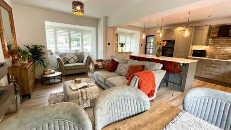DOUBLE ASPECT LOUNGE/DINING AREA