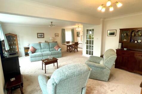 DOUBLE ASPECT L-SHAPED LOUNGE/DINING ROOM