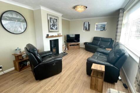 DOUBLE ASPECT LOUNGE/DINING ROOM