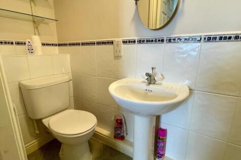 EN-SUITE 3 PIECE SHOWER ROOM