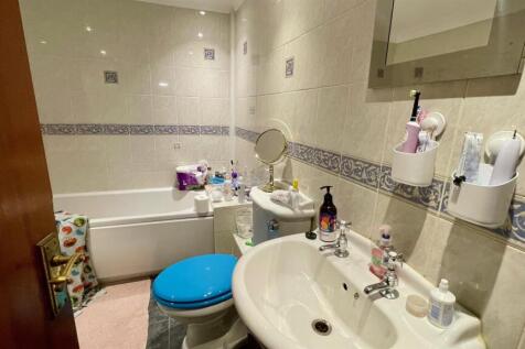 BATHROOM FLAT 1 ??