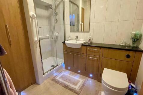 RE-FITTED 3 PIECE SHOWER ROOM