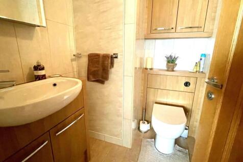 TILED 2-PIECE CLOAKROOM
