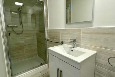 MODERN EN-SUITE SHOWER ROOM