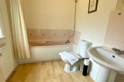 EN-SUITE BATHROOM