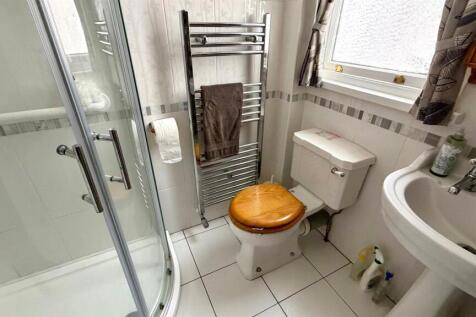 GROUND FLOOR 3-PIECE SHOWER ROOM