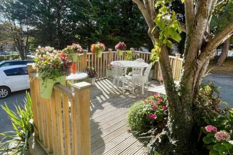 COMMUNAL SEATING AND PATIO AREAS