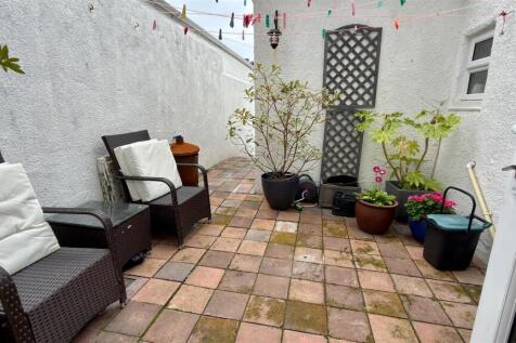 TILED COURTYARD/PATIO AREA
