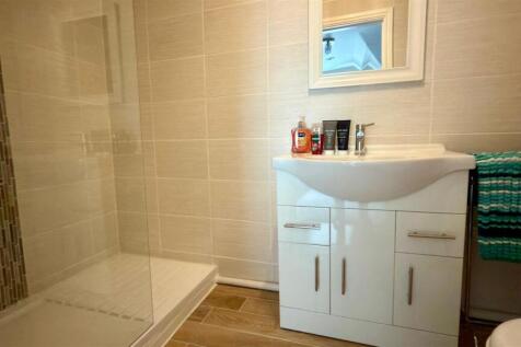 EN-SUITE TILED 3-PIECE SHOWER ROOM