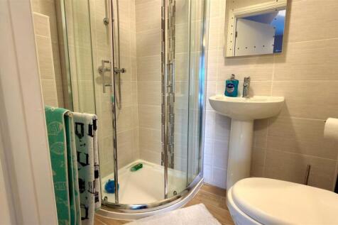 EN-SUITE TILED 3-PIECE SHOWER ROOM