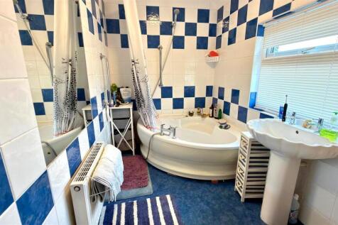 TILED 3-PIECE BATHROOM