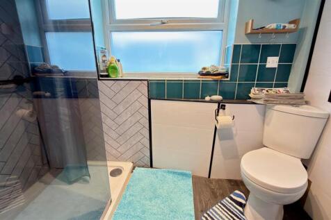 3-PIECE SHOWER ROOM/UTILITY ROOM