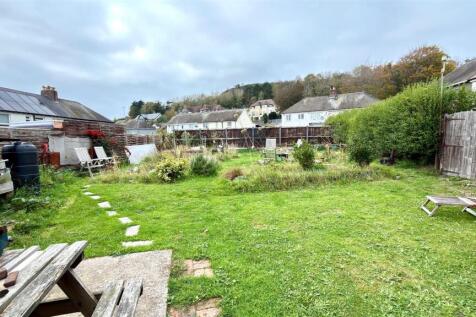 ENCLOSED LARGE REAR FAMILY GARDEN