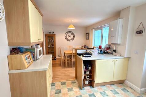 OPEN PLAN KITCHEN/DINING ROOM