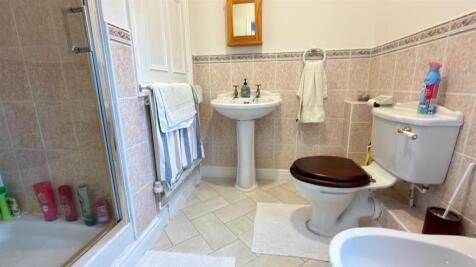 4-PIECE SHOWER ROOM EN-SUITE