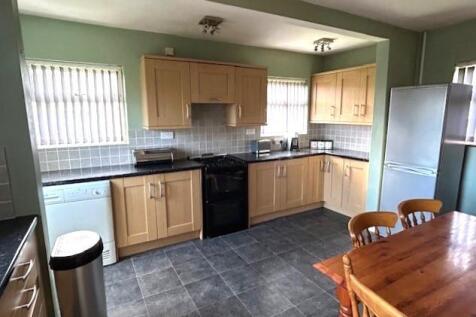 TRIPLE ASPECT KITCHEN/DINING ROOM