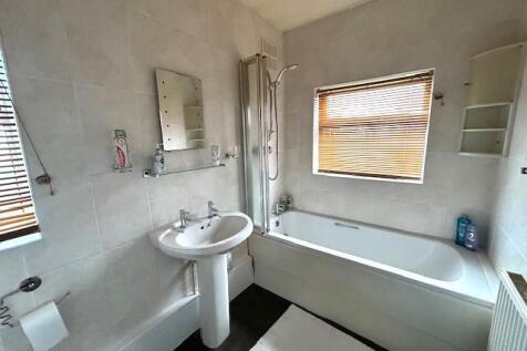 3-PIECE TILED BATHROOM