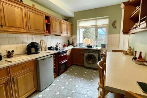 KITCHEN/BREAKFAST BAR