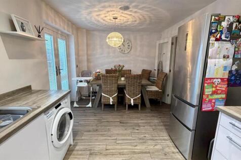 parc pentywyn 6 kit dining.jpg