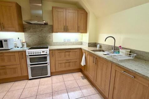 L-SHAPED KITCHEN-BREAKFAST ROOM