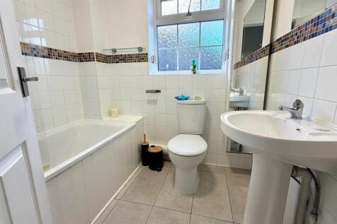 FOUR PIECE BATHROOM IN WHITE