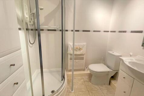 MODERN TILED 3-PIECE SHOWER ROOM