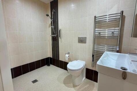 EN-SUITE TILED 3-PIECE SHOWER ROOM