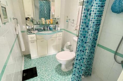 TILED 3 PIECE EN-SUITE SHOWER ROOM