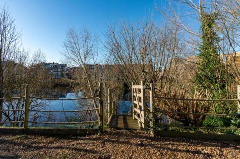 Ground floor access to Lake 