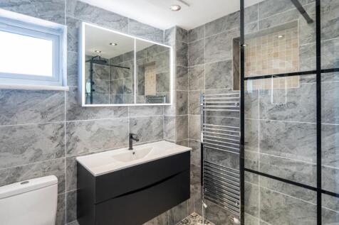 Main Bathroom 