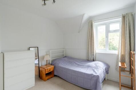 11 Churchill Place-08905