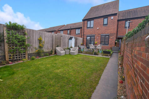 Rear Garden2_edit...