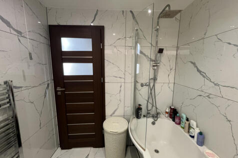 Family Bathroom 2