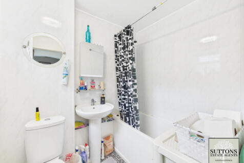 Flat 1 bathroom