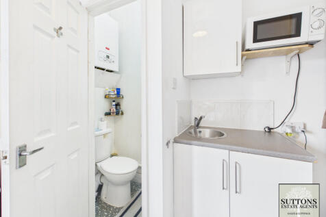 Flat 2 kitchen/bath