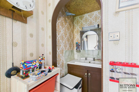 Basin in bedroom 2