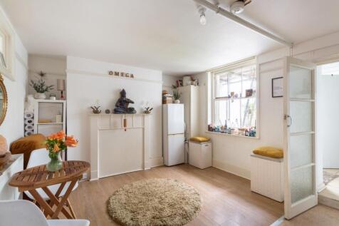 lounge kitchen dining room (3).jpg