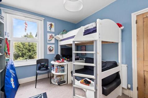 bedroom (4).JPG