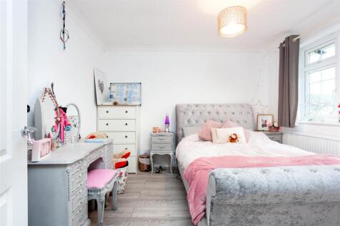 bedroom 1 (2).jpg