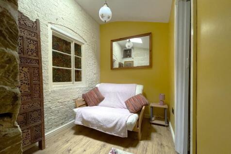 Bedroom 1 Dressing r